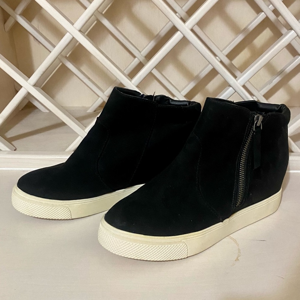 NWT Universal Thread Cindy Microsuede Boots in Black